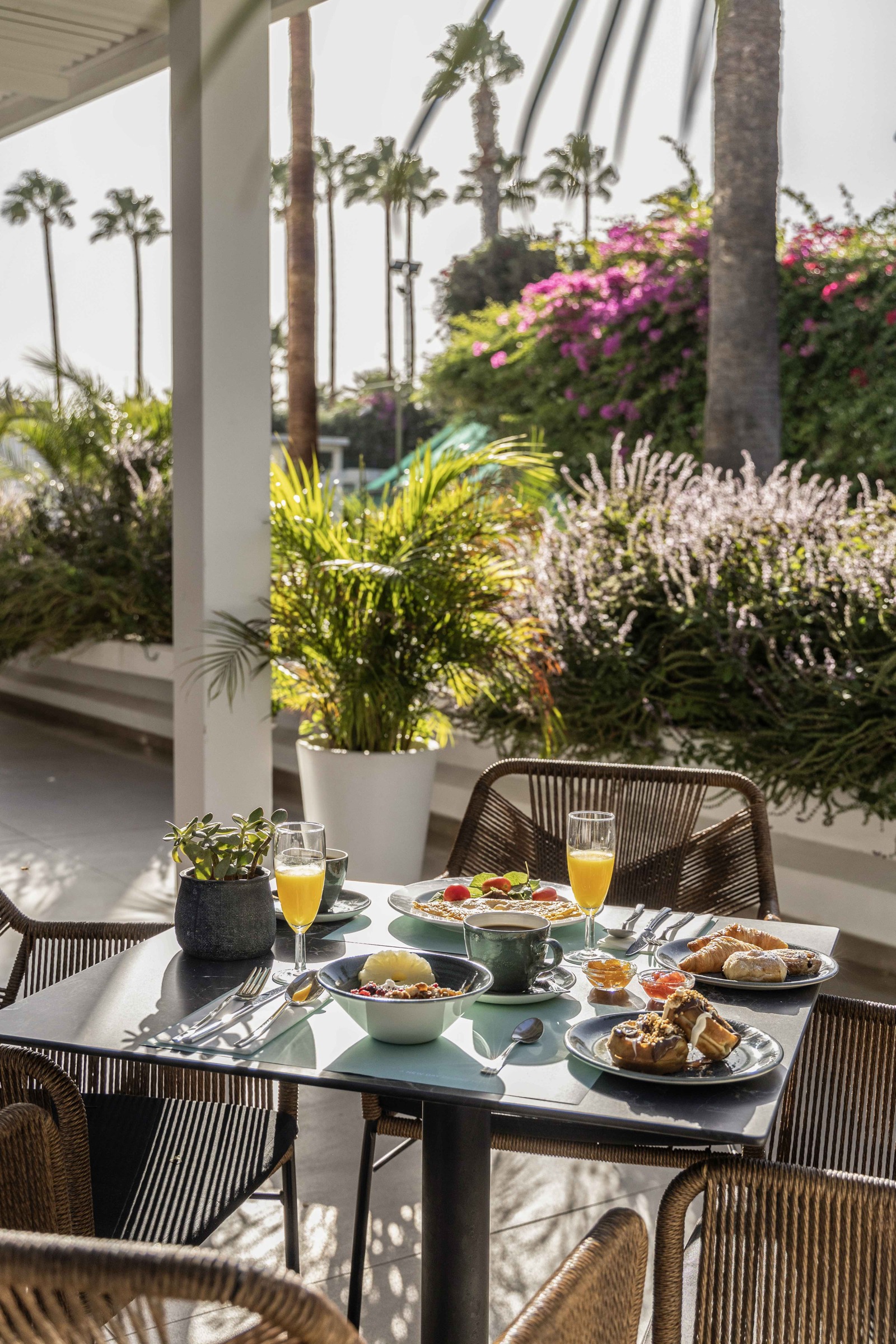 Τραπέζι brunch στον εξωτερικό χώρο του Olympia Restaurant