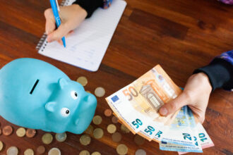 Μέτρηση χαρτονομισμάτων ευρώ και σημειώσεις προϋπολογισμού