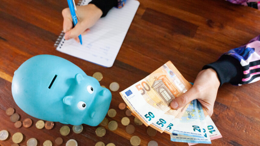 Μέτρηση χαρτονομισμάτων ευρώ και σημειώσεις προϋπολογισμού