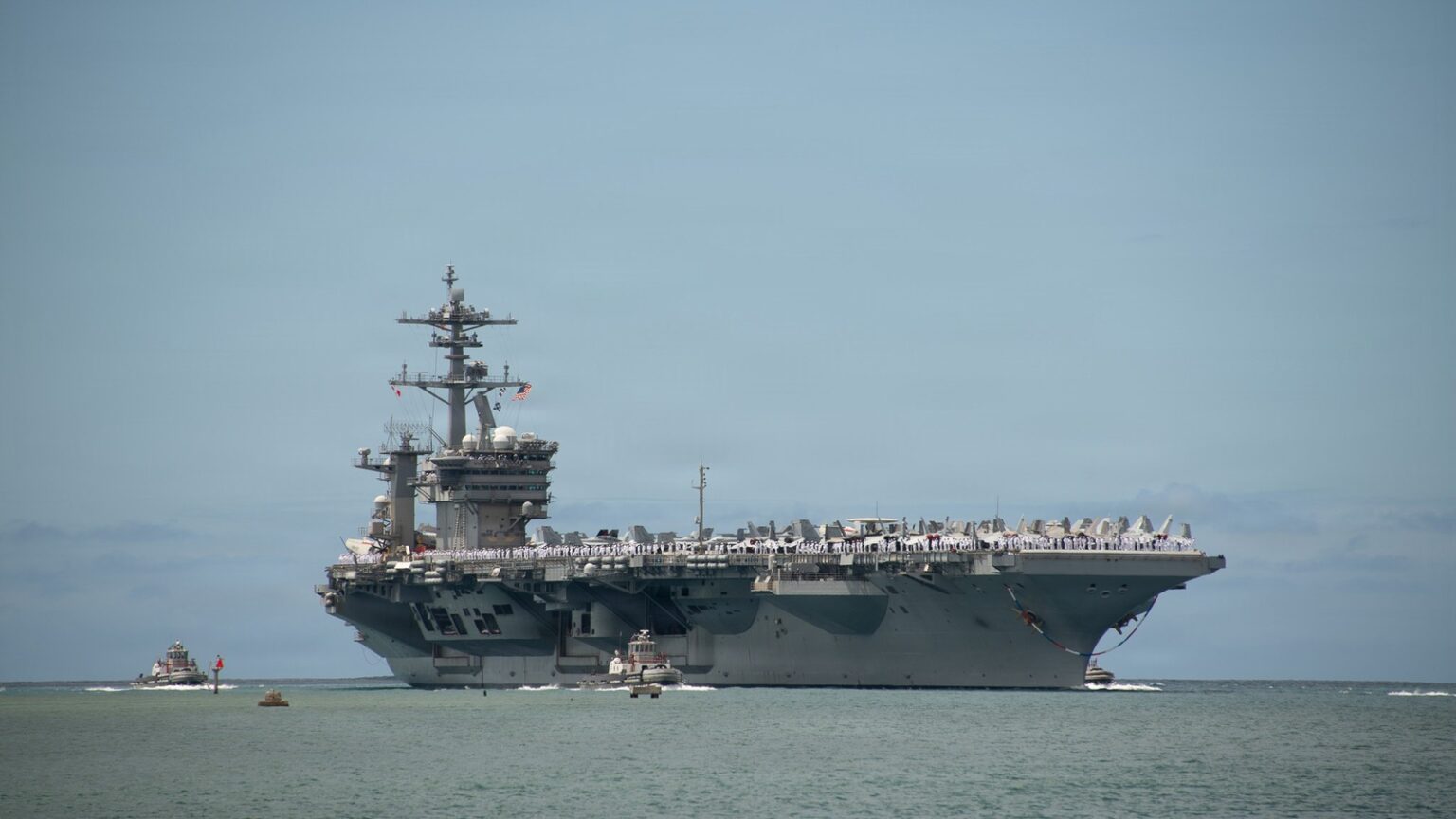 Το αεροπλανοφόρο USS Theodore Roosevelt σε λιμάνι