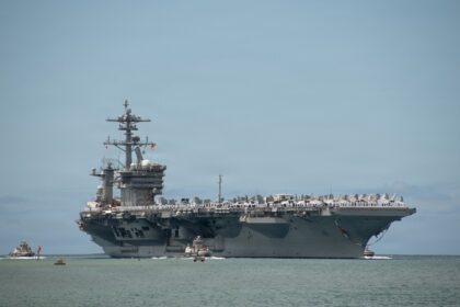 Το αεροπλανοφόρο USS Theodore Roosevelt σε λιμάνι