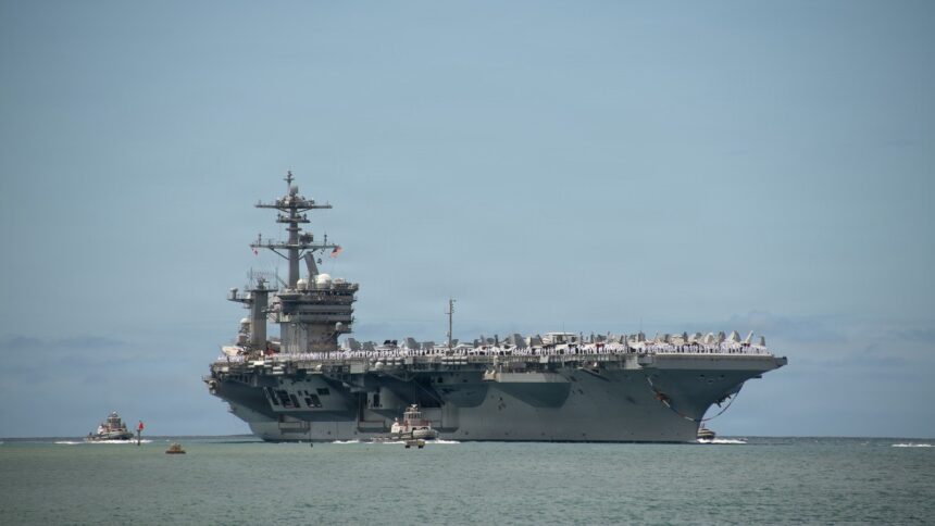 Το αεροπλανοφόρο USS Theodore Roosevelt σε λιμάνι