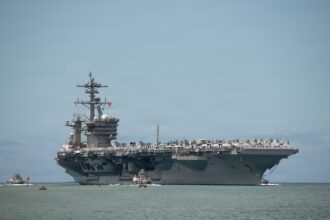 Το αεροπλανοφόρο USS Theodore Roosevelt στο Pearl Harbor