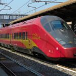 Κόκκινο τρένο υψηλής ταχύτητας της Italo στον σταθμό Firenze Campo di Marte