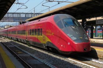Κόκκινο τρένο υψηλής ταχύτητας της Italo στον σταθμό Firenze Campo di Marte