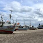 Αλιευτικά σκάφη στην ακτή Thorup Strand της Δανίας