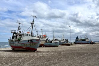 Αλιευτικά σκάφη στην ακτή Thorup Strand της Δανίας