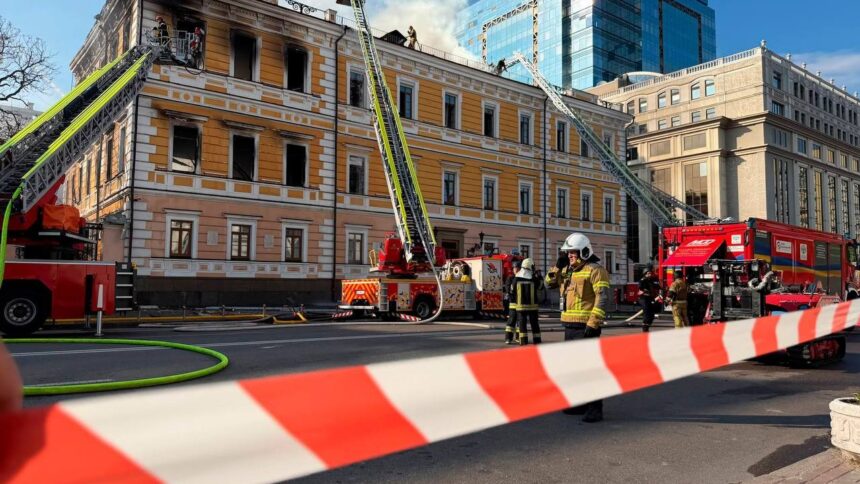 Ζημιές στο κτίριο της Εθνικής Ακαδημίας Επιστημών στο Κίεβο μετά την επίθεση της 28ης Σεπτεμβρίου