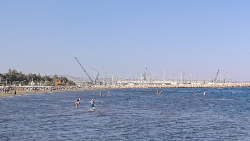 Η μαρίνα και ο κυματοθραύστης της Λάρνακας από τις Φοινικούδες.