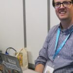 Συμμετέχων της Wikimania 2026 εργάζεται σε φορητό υπολογιστή στο Παρίσι