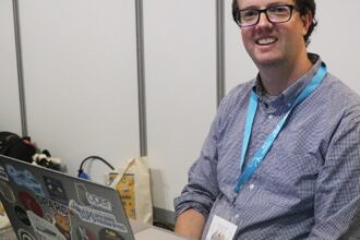 Συμμετέχων της Wikimania 2026 εργάζεται σε φορητό υπολογιστή στο Παρίσι
