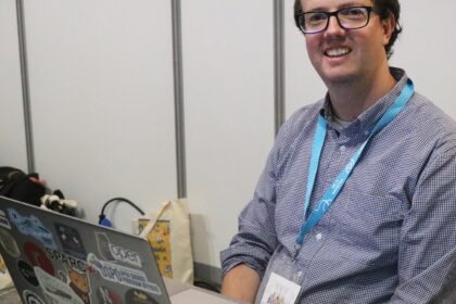 Συμμετέχων της Wikimania 2026 εργάζεται σε φορητό υπολογιστή στο Παρίσι