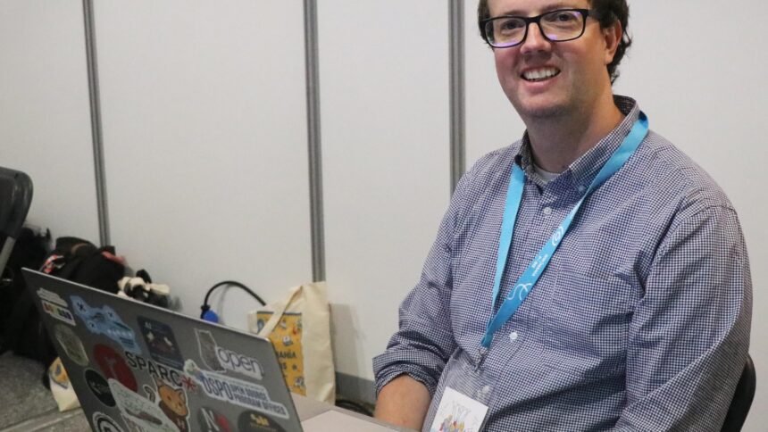 Συμμετέχων της Wikimania 2026 εργάζεται σε φορητό υπολογιστή στο Παρίσι