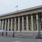 Το Palais Brongniart, ιστορικό κτίριο του χρηματιστηρίου στο Παρίσι, με τη γαλλική σημαία