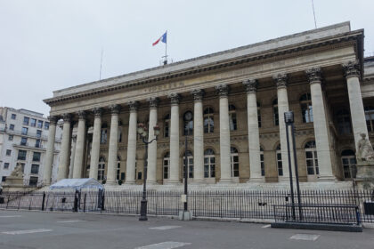 Το Palais Brongniart, ιστορικό κτίριο του χρηματιστηρίου στο Παρίσι, με τη γαλλική σημαία