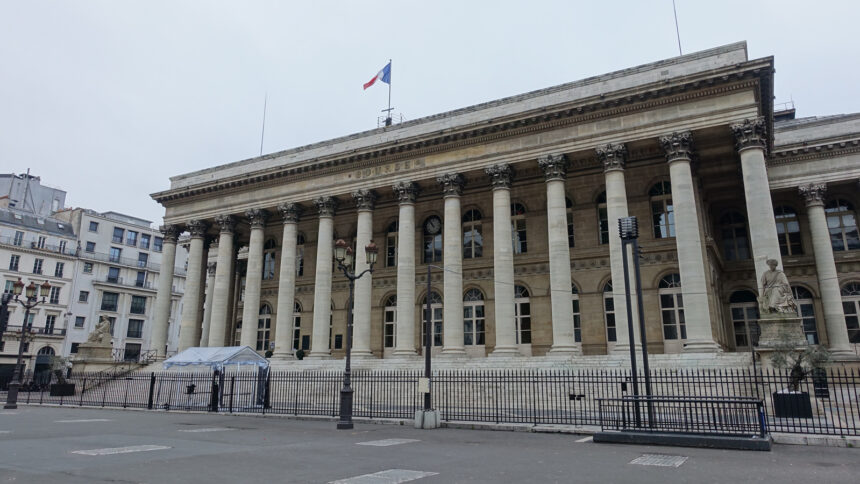 Το Palais Brongniart, ιστορικό κτίριο του χρηματιστηρίου στο Παρίσι, με τη γαλλική σημαία