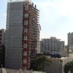 Κτιριακό έργο υπό κατασκευή στον αστικό ιστό της Λευκωσίας