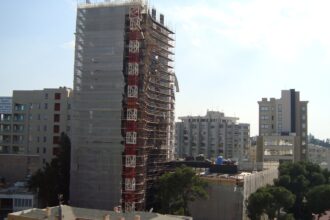 Κτιριακό έργο υπό κατασκευή στον αστικό ιστό της Λευκωσίας