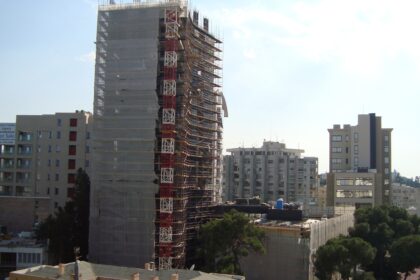 Κτιριακό έργο υπό κατασκευή στον αστικό ιστό της Λευκωσίας