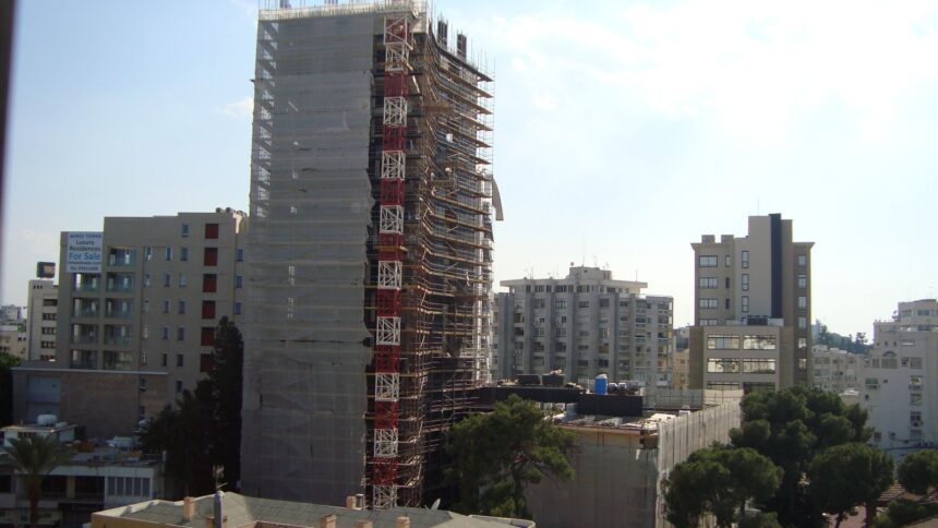 Κτιριακό έργο υπό κατασκευή στον αστικό ιστό της Λευκωσίας