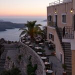 Εστιατορική βεράντα στα Φηρά με θέα στην καλντέρα της Σαντορίνης