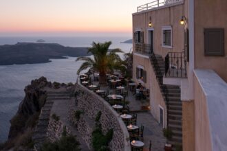 Εστιατορική βεράντα στα Φηρά με θέα στην καλντέρα της Σαντορίνης