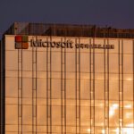 Η πινακίδα της Microsoft σε πρόσοψη κτηρίου γραφείων