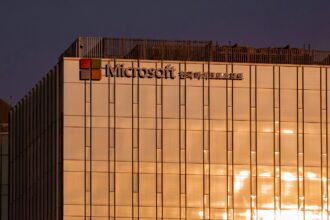 Η πινακίδα της Microsoft σε πρόσοψη κτηρίου γραφείων