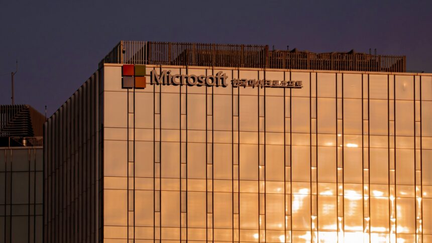 Η πινακίδα της Microsoft σε πρόσοψη κτηρίου γραφείων