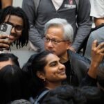 Ο Τζένσεν Χουάνγκ με φοιτητές στο Stanford το 2026