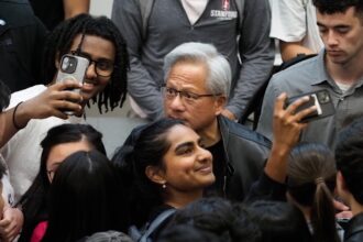 Ο Τζένσεν Χουάνγκ με φοιτητές στο Stanford το 2026