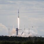 Πύραυλος της SpaceX κατά την εκτόξευση της αποστολής Crew-13