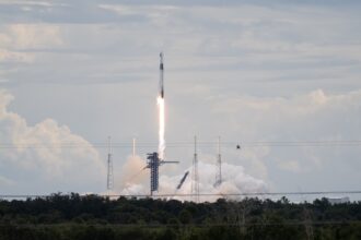 Πύραυλος της SpaceX κατά την εκτόξευση της αποστολής Crew-13