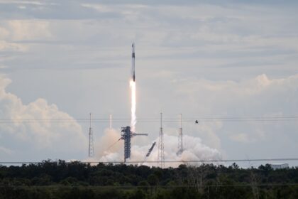 Πύραυλος της SpaceX κατά την εκτόξευση της αποστολής Crew-13