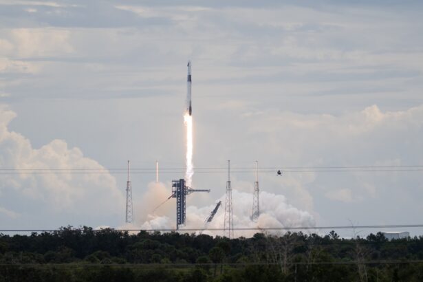 Πύραυλος της SpaceX κατά την εκτόξευση της αποστολής Crew-13
