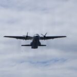 Αεροσκάφος HC-144 της αμερικανικής Ακτοφυλακής σε πτήση πάνω από τη θάλασσα.