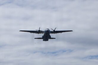 Αεροσκάφος HC-144 της αμερικανικής Ακτοφυλακής σε πτήση πάνω από τη θάλασσα.