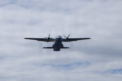Αεροσκάφος HC-144 της αμερικανικής Ακτοφυλακής σε πτήση πάνω από τη θάλασσα.