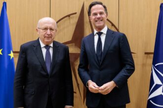 Ο Άντριους Κουμπίλιους και ο Μαρκ Ρούτε στο αρχηγείο του ΝΑΤΟ στις 28 Οκτωβρίου 2026