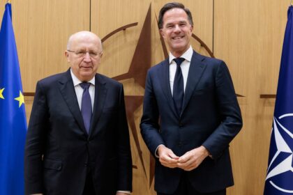 Ο Άντριους Κουμπίλιους και ο Μαρκ Ρούτε στο αρχηγείο του ΝΑΤΟ στις 28 Οκτωβρίου 2026