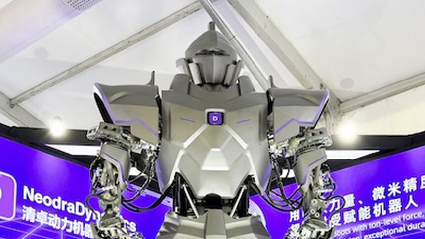 Ο Neo1 της NeodraDynamics μπροστά σε μωβ εταιρικό εκθεσιακό περίπτερο.
