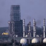 Εγκαταστάσεις και πύργοι του διυλιστηρίου BPCL στο Κότσι