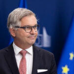 Ο Μάγκνους Μπρούννερ στην παρουσίαση της πρότασης προσωρινής προστασίας για ανθρώπους που έφυγαν από την Ουκρανία, στην Ευρωπαϊκή Επιτροπή, 26 Ιουνίου 2026