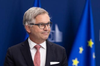 Ο Μάγκνους Μπρούννερ στην παρουσίαση της πρότασης προσωρινής προστασίας για ανθρώπους που έφυγαν από την Ουκρανία, στην Ευρωπαϊκή Επιτροπή, 26 Ιουνίου 2026