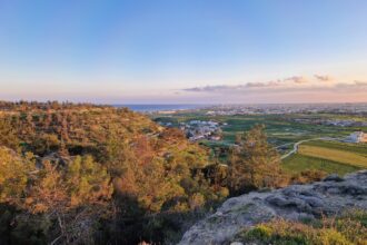 Άποψη κατοικιών και γης στην Ορόκλινη προς τη Λάρνακα