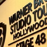 Πινακίδα των Warner Bros. Studio Tour Hollywood στο Stage 48