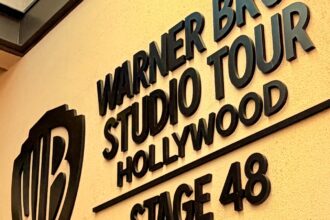 Πινακίδα των Warner Bros. Studio Tour Hollywood στο Stage 48