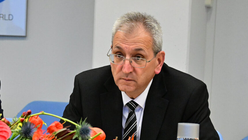 Ο υπουργός Εργασίας Μαρίνος Μουσιούττας σε κοντινή φωτογραφία αρχείου