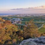 Κατοικίες και γεωργική γη στην Ορόκλινη, με τη Λάρνακα στο βάθος