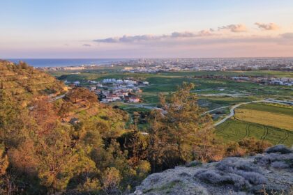 Κατοικίες και γεωργική γη στην Ορόκλινη, με τη Λάρνακα στο βάθος